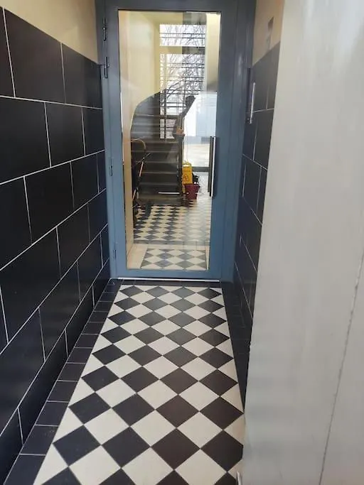 Facile D'Acces Et Entretenu Par Femme De Menage Paris France
